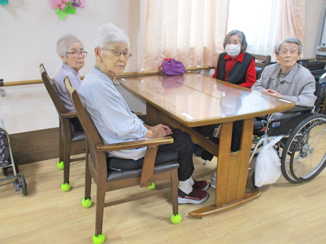 グループハウス三島富田町「椅子足カバー」好評です